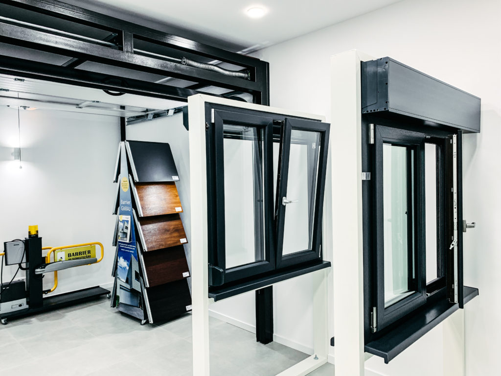 Cum îți protejezi vitrinele cu rulourile Barrier