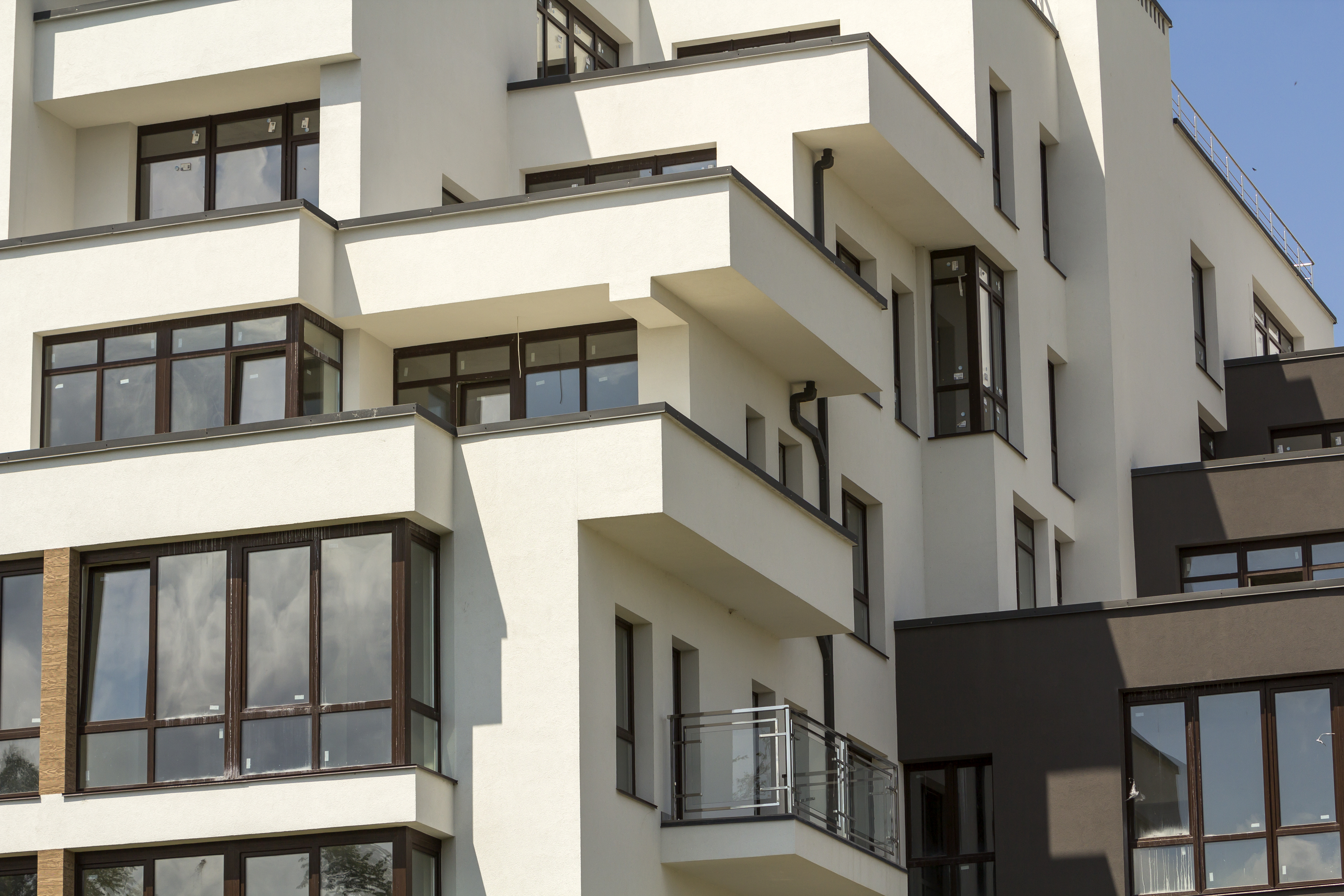 Avantajele placării cu aluminiu a ferestrelor și ușilor de termopan