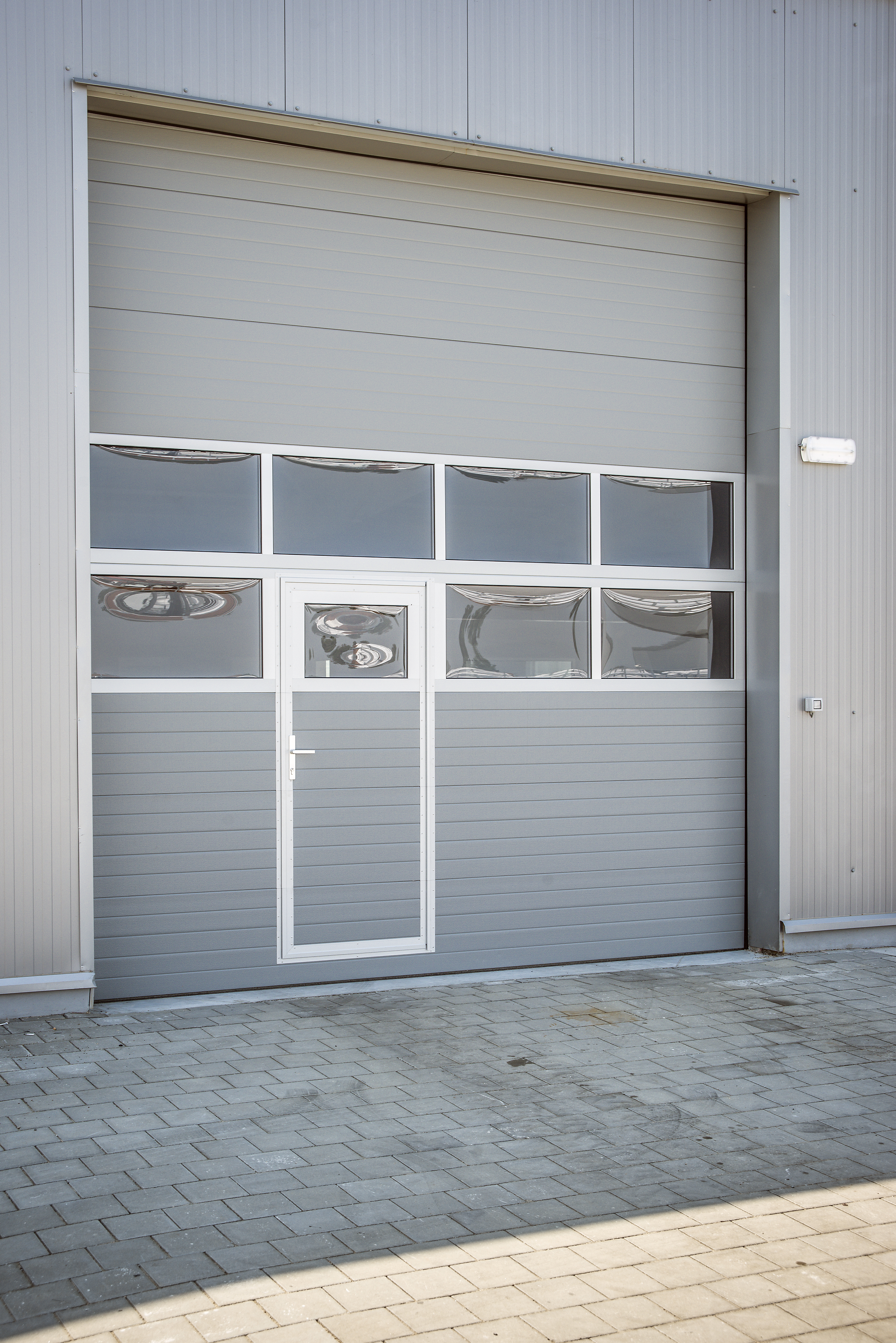 Avantajele ușilor pietonale pentru porți de garaj