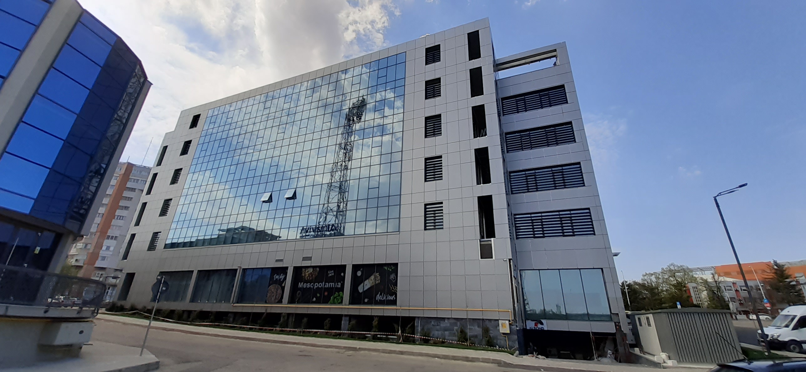 Cât de bine izolează fonic și termic un perete tip cortină