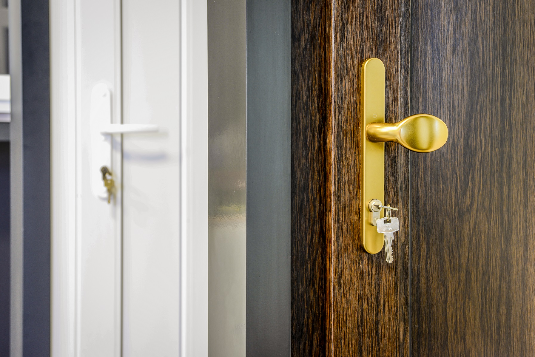 Cum se realizează procesul de înfoliere a tâmplăriei PVC