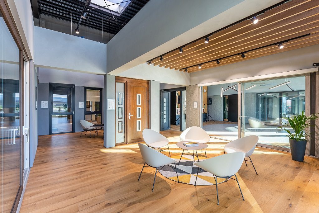 Sfaturi despre amenajarea biroului lângă geam