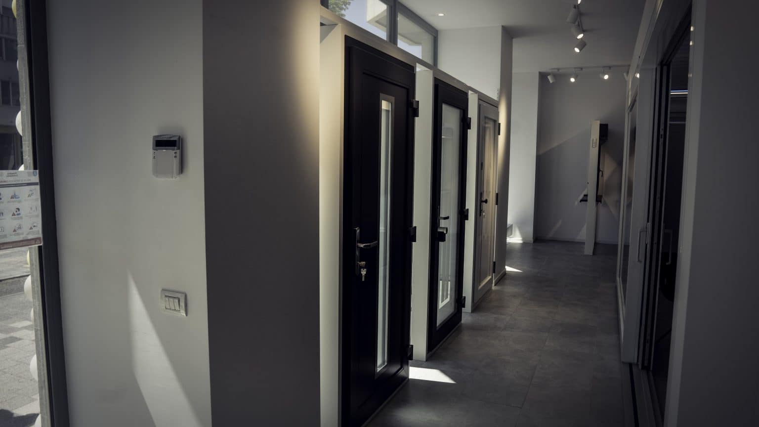 Uși din tâmplărie PVC pentru interior și exterior: costuri, diferențe și specificații tehnice de luat în calcul