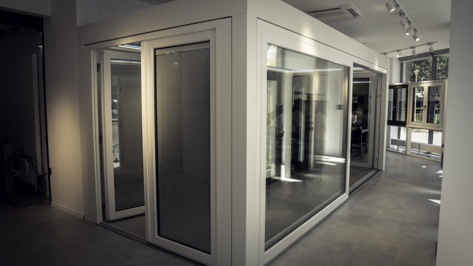 Proiecte de case moderne: spații luminoase, cu deschideri mari