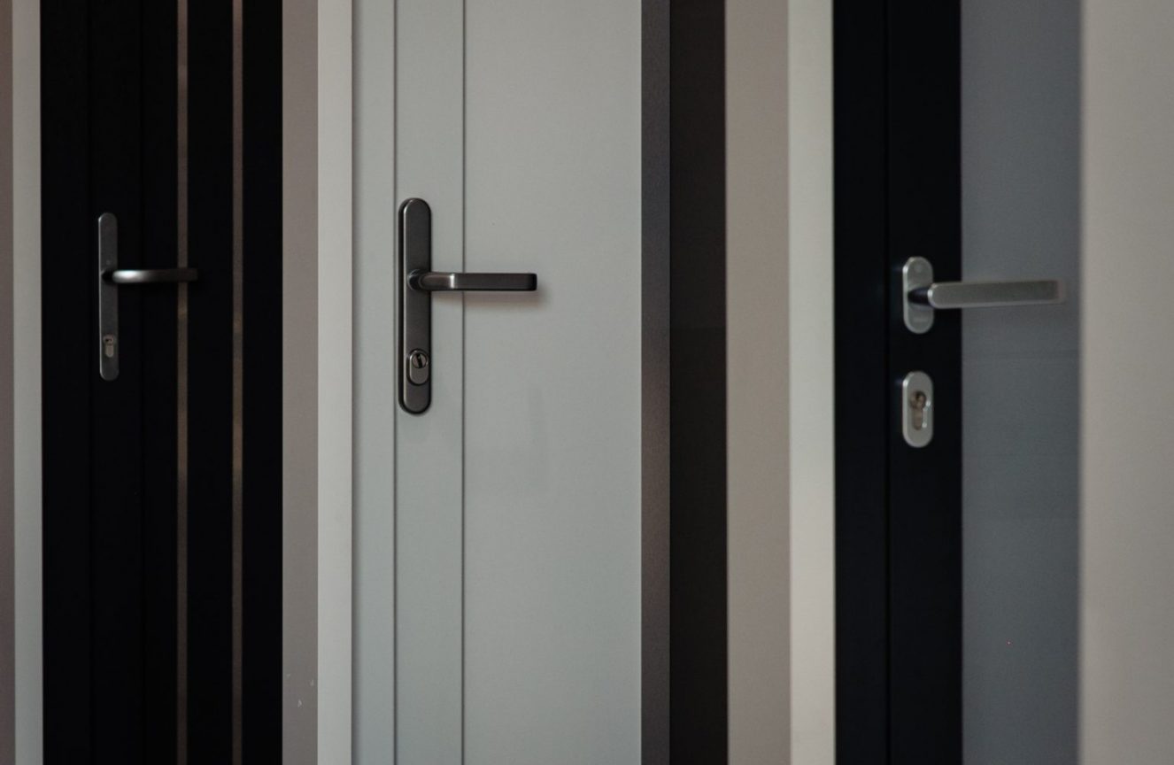 Uși și ferestre pentru case de vacanță: ce alegi