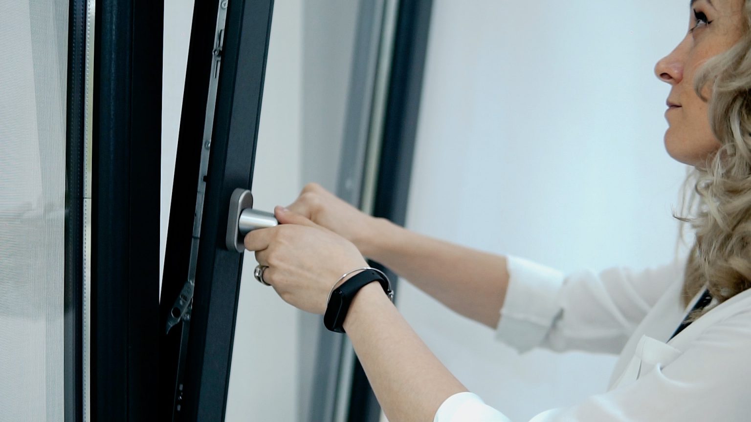 Feronerie pentru uși și ferestre: de ce să alegi mânere cu cheie