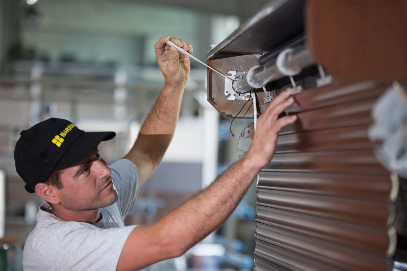 Cum îți protejezi vitrinele cu rulourile Barrier