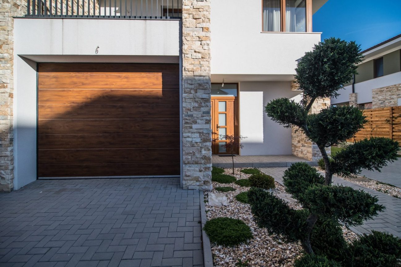 Pași pentru mentenanța ușilor de garaj automate