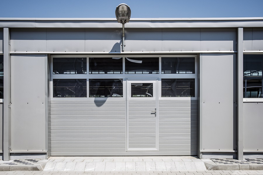 Uși pietonale pentru garaj: avantaje și dezavantaje