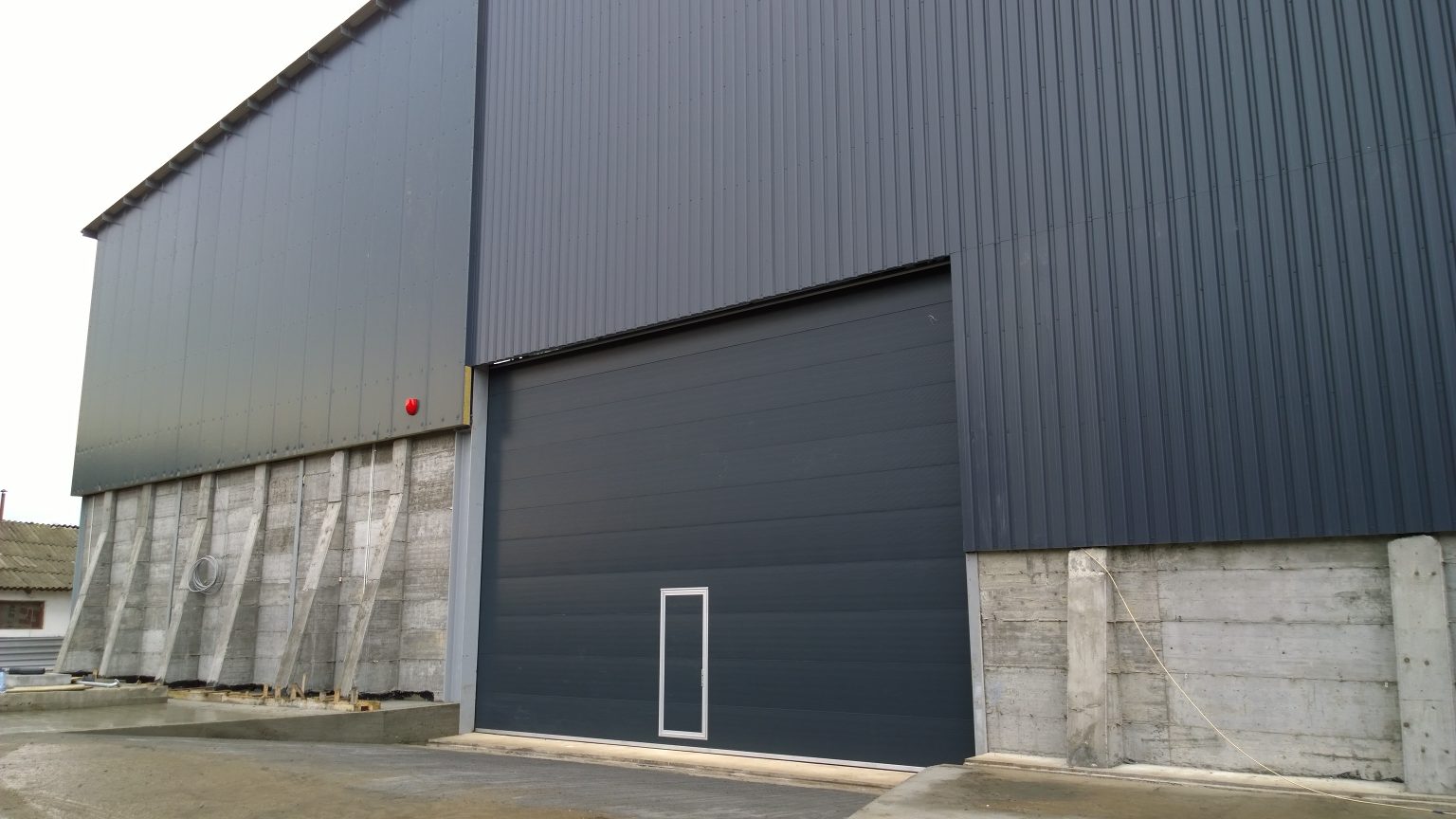 Uși de garaj pentru hale industriale
