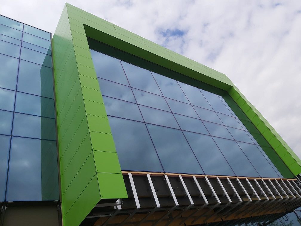 Amenajarea unui perete tip cortină în spațiul de la interior