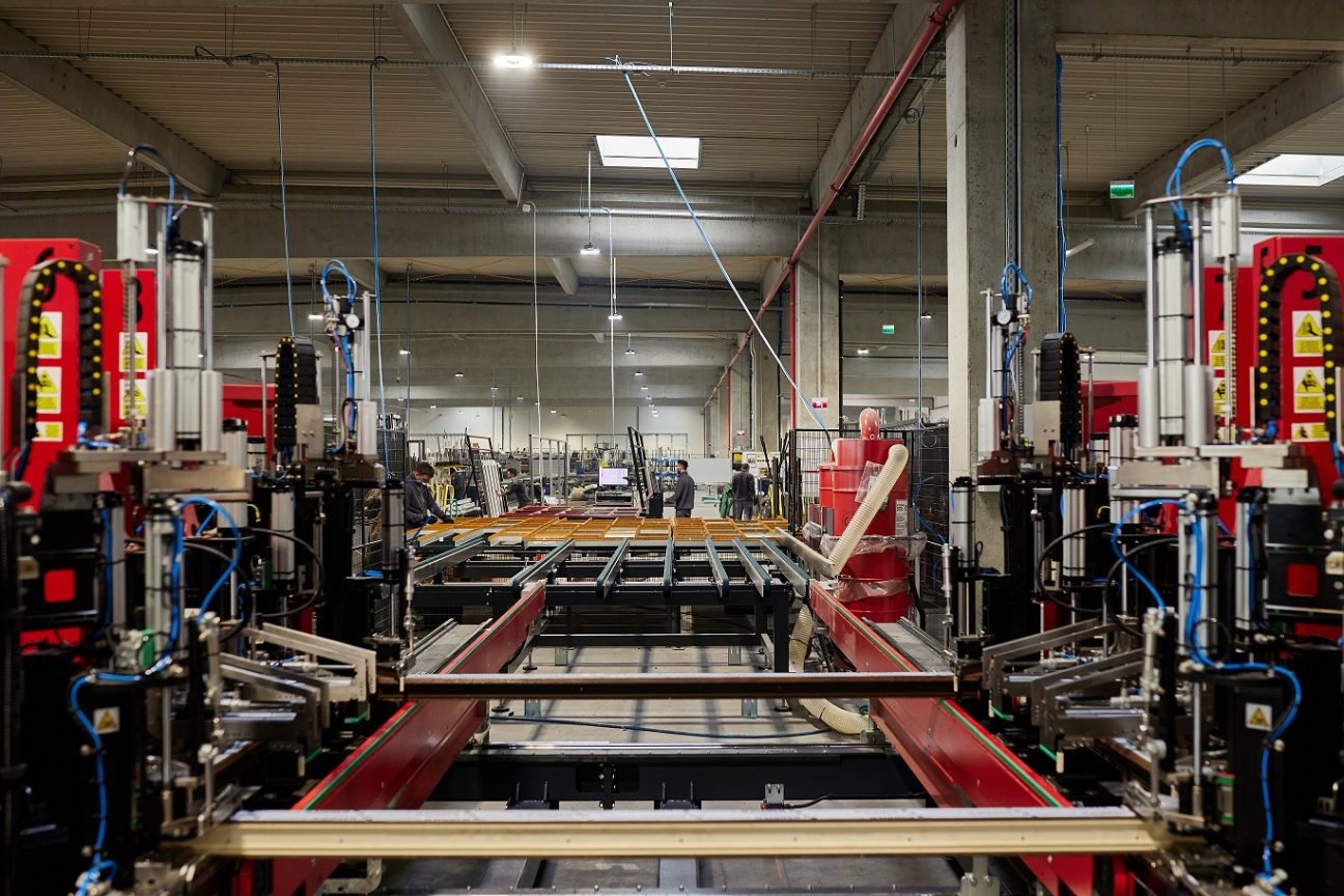 Amenajarea spațiului de relaxare în proximitatea unei ferestre mari