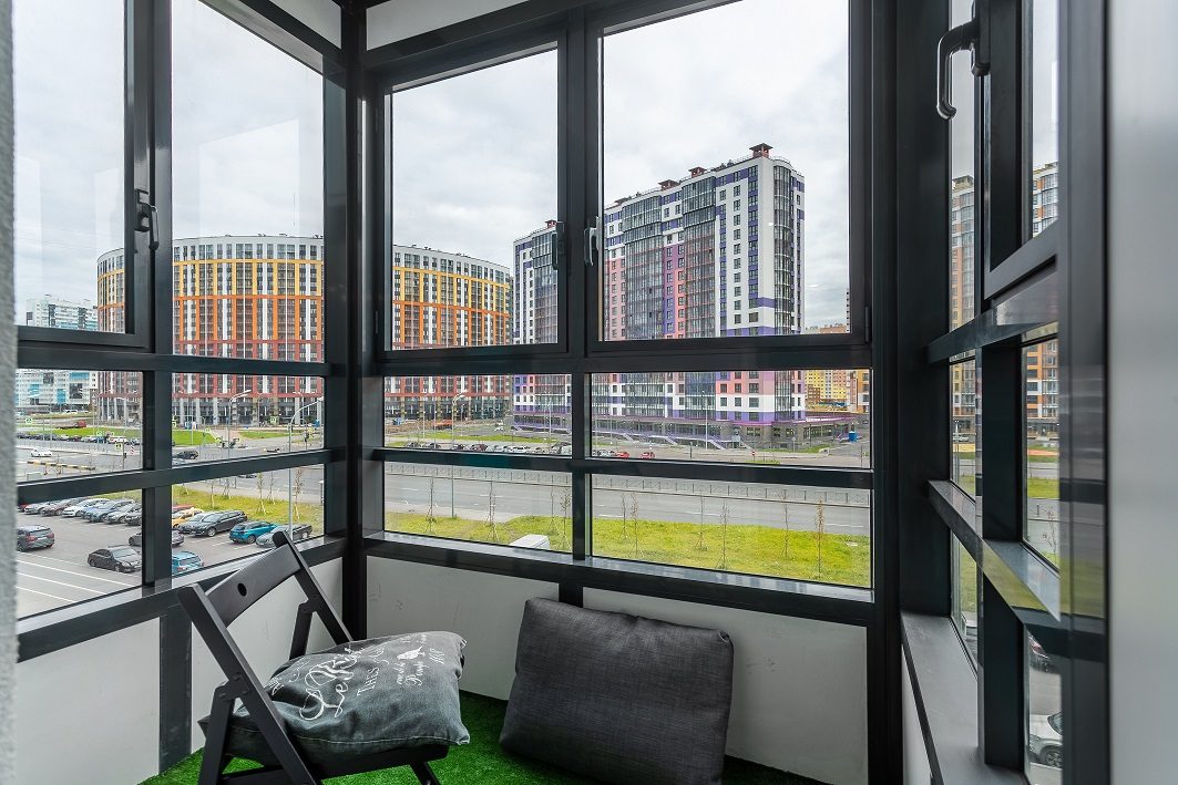 De ce să optezi pentru închiderea balconului cu geamuri PVC