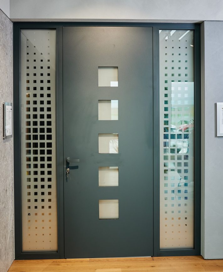 Sticlă ornamentală: avantajele și dezavantajele vitraliilor pentru tâmplăria PVC